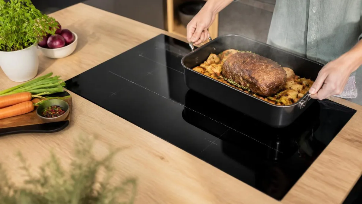 Großer Bräter auf kombinierter Flexzone eines 80 cm Induktionskochfelds auf heller Arbeitsplatte