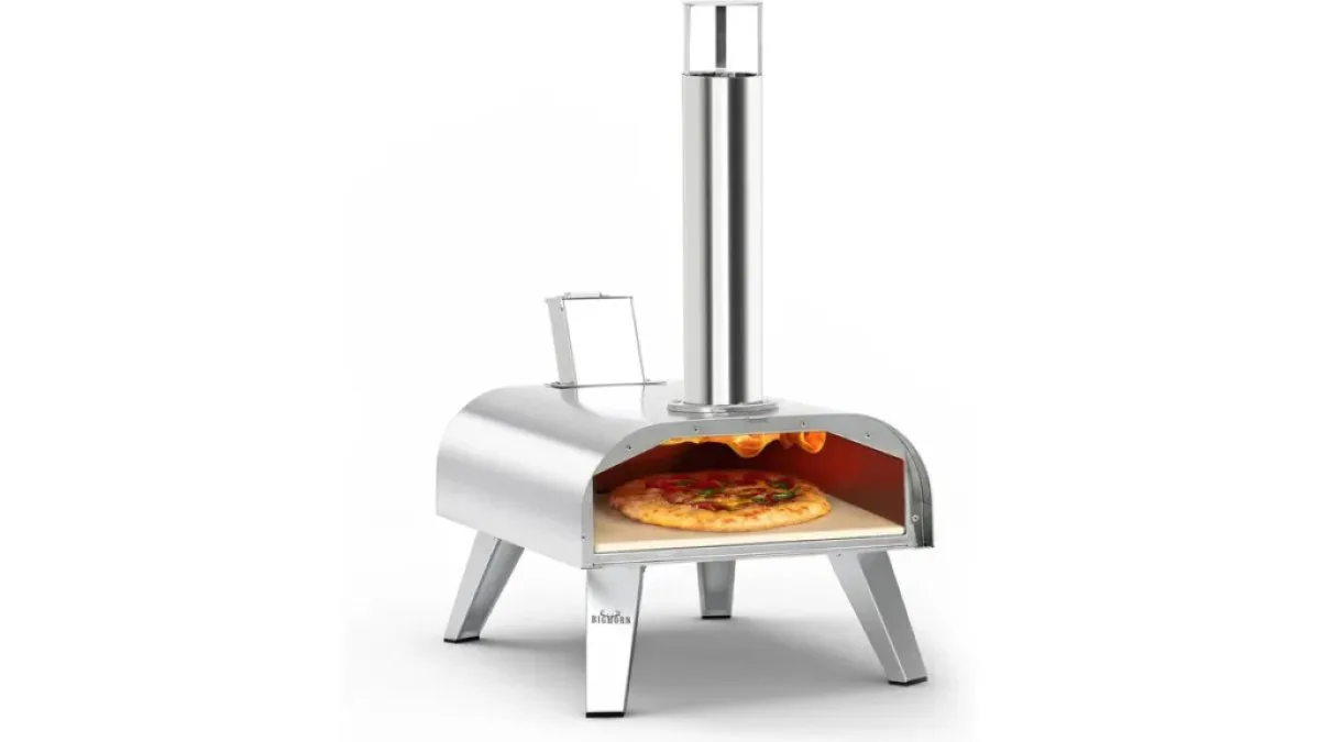 Kompakter BIG HORN OUTDOORS Pellet-Pizzaofen auf Steinuntergrund mit geöffneter Backkammer
