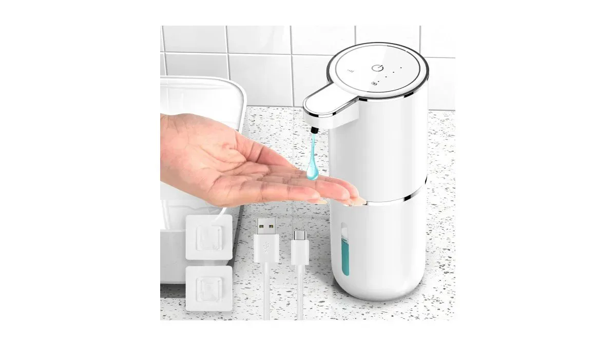 HAPPHOOH Seifenspender auf Küchentheke neben Spülbecken, schwarzes Gehäuse und USB‑Ladeanschluss sichtbar