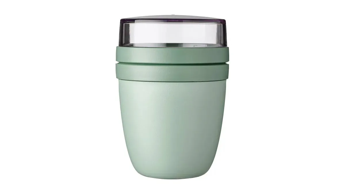 Geteilter Mepal Becher mit Joghurt und Müsli nebeneinander, Deckel offen