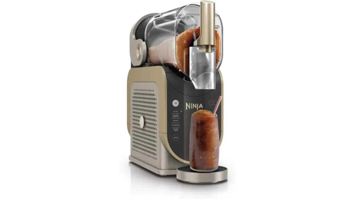Ninja SLUSHi Stone Gold Slush-Maschine mit goldfarbenem Akzent steht im Gebrauch