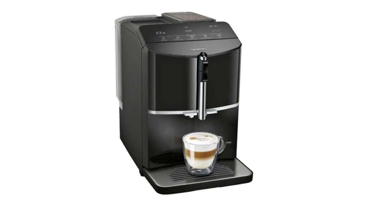 Siemens EQ300 Kaffeevollautomat mit klarem Bedienfeld und einfacher Ausstattung