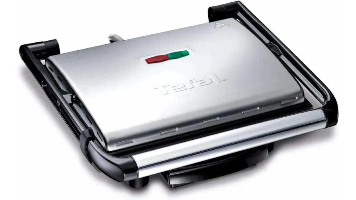 Kompakter Tefal Inicio GC241D Kontaktgrill auf Küchenarbeitsplatte mit aufgelegtem Steak