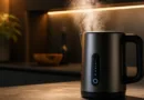 Wasserkocher mit Temperaturregelung: Technik, Systeme und welcher Typ zu welchem Einsatz passt Moderner Wasserkocher auf Küchenarbeitsplatte, Dampf steigt auf, digitales Display sichtbar