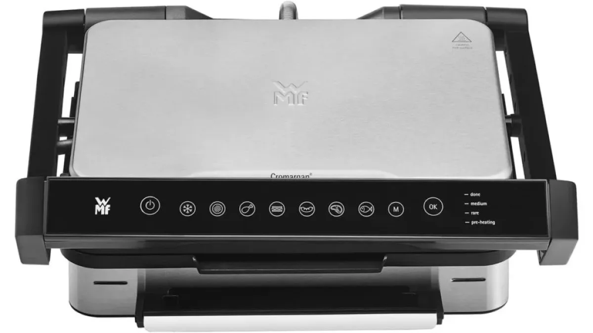 WMF Profi Plus Kontaktgrill mit Touchdisplay, geöffnet und Steak auf der Platte